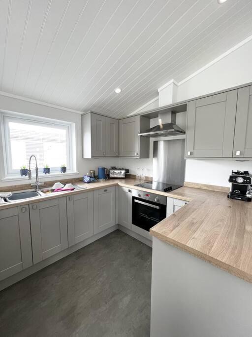 Diddly Squat Lodge With Hot Tub, Pendle View Holiday Park 클리데로 외부 사진