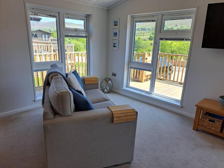 Diddly Squat Lodge With Hot Tub, Pendle View Holiday Park 클리데로 외부 사진