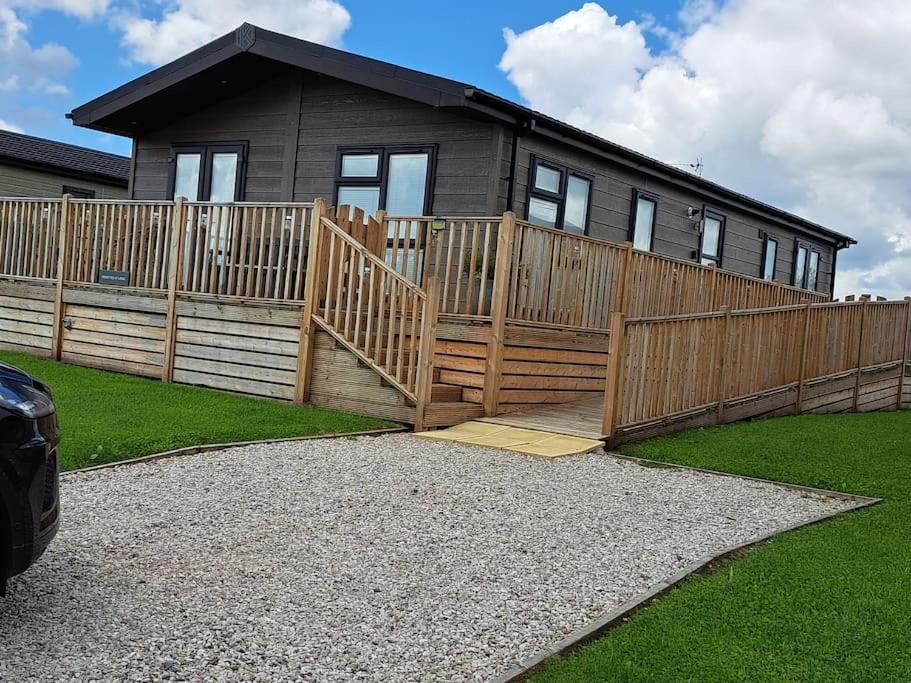 Diddly Squat Lodge With Hot Tub, Pendle View Holiday Park 클리데로 외부 사진