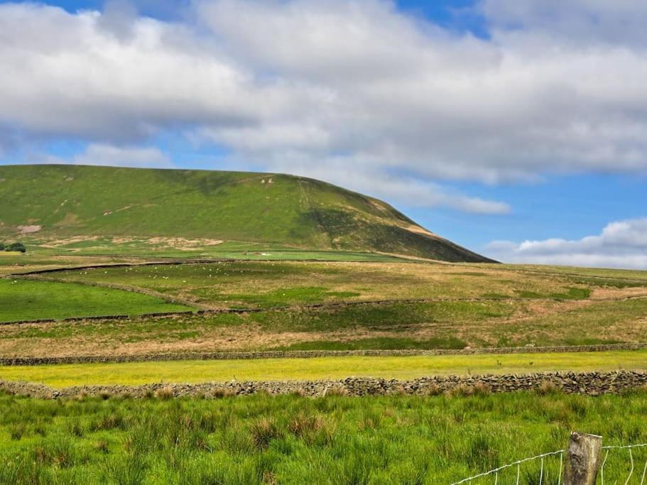 Diddly Squat Lodge With Hot Tub, Pendle View Holiday Park 클리데로 외부 사진