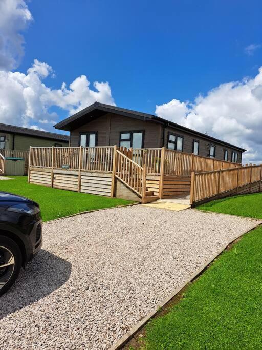 Diddly Squat Lodge With Hot Tub, Pendle View Holiday Park 클리데로 외부 사진